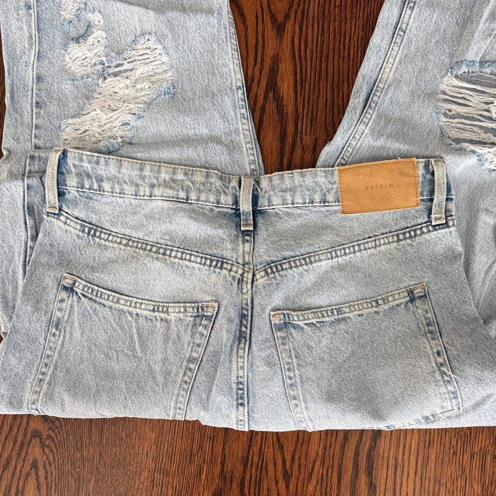🎈🎈 H&M Distressed Light Blue Jeans - Picture 3 of 4